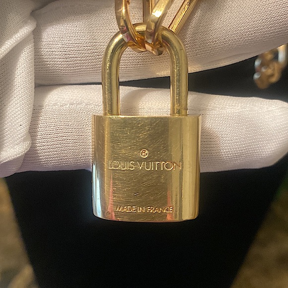 COPY - Louis Vuitton Lock 317, No Key, With 16” Unbranded Chain - Picture 4 of 5